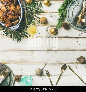 Natale o Capodanno impostazione tabella con pollo arrosto Foto Stock