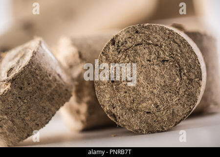 Close-up pressato in legno bricchetti da biomassa. Foto Stock