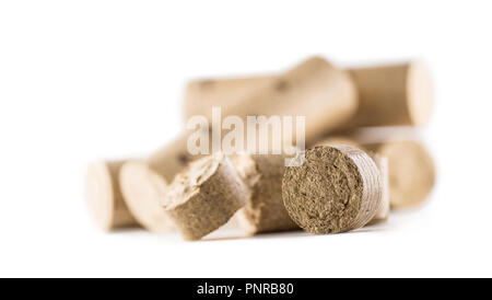 Premuto in legno bricchetti da biomassa su un isolato bianco sullo sfondo. Foto Stock