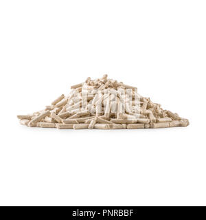 Premuto in legno agglomerati in forma di pellets da biomasse su un isolato bianco sullo sfondo. Foto Stock
