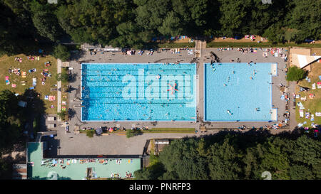 Vista aerea sulla piscina scoperta pubblica in Dabringhausen / Germania Foto Stock
