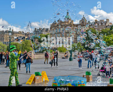 Edimburgo SCOZIA CENTRO CITTÀ BUBBLE MAKER e bolle di sapone soffiata nel vento Foto Stock