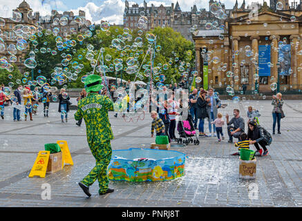 Edimburgo Scozia spettatori e centinaia di bolle di sapone soffiata dal vento Foto Stock