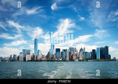 Grattacieli intorno a Battery Park in Manhattan inferiore come si vede dal Fiume, New York City. Foto Stock