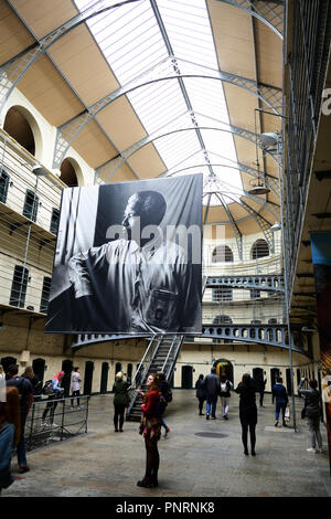 Nelson Mandela il ritratto appeso nell'ala est di Kilmainham Gaol come parte di una mostra Foto Stock