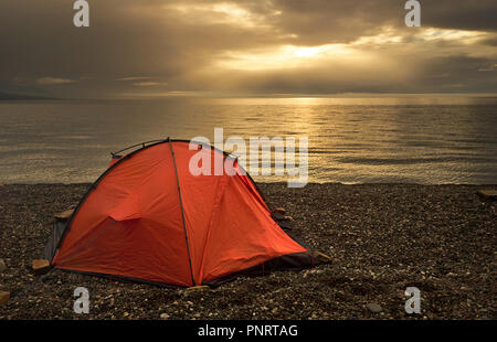 Tenda vicino lago presso il bellissimo tramonto Foto Stock