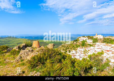 Vista di Casares montagna villaggio con case bianche al mattino presto, Andalusia, Spagna Foto Stock