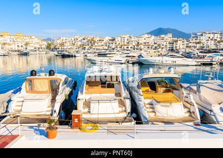 Vista del porto turistico di Puerto Banus con barche e case bianche in Marbella città di sunrise, Andalusia, Spagna Foto Stock