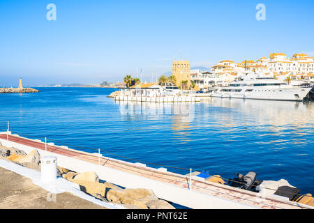 Vista del porto turistico di Puerto Banus con barche e case bianche in Marbella town, Andalusia, Spagna Foto Stock