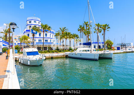 Barche e splendido edificio del faro in Estepona porto sulla Costa del Sol, Spagna Foto Stock