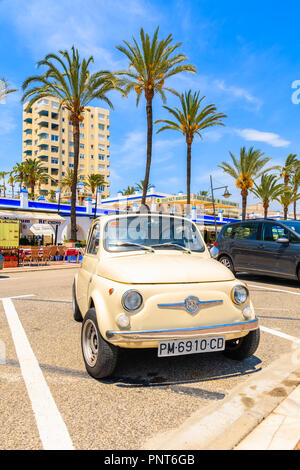 Porto di Estepona, Spagna - 9 Maggio 2018: retrò classico piccolo parcheggio auto in Estepona porto sulla Costa del Sol in Spagna meridionale sulla soleggiata giornata estiva. Foto Stock