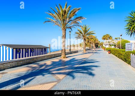 MARBELLA, Spagna - 14 Maggio 2018: Coastal lungomare con palme e la vista della spiaggia di Marbella, Costa del Sol. La Spagna è il secondo più visitato da banco Foto Stock