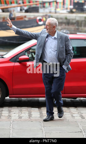 Leader laburista Jeremy Corbyn, al di fuori della International Slavery Museum presso il Royal Albert Dock, Liverpool, come egli arriva in città per il suo partito della conferenza annuale. Foto Stock