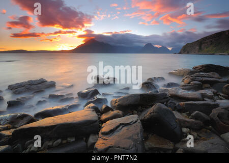 Incredibile tramonto sulla spiaggia Elgol (Isola di Skye in Scozia) Foto Stock