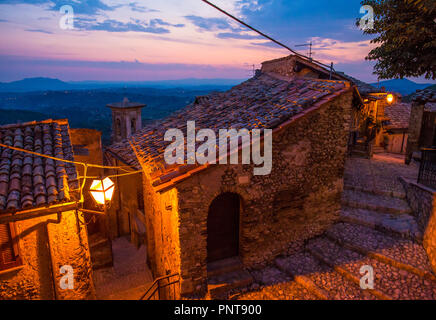 Roccantica (Rieti, Italia) - Un suggestivo e affascinante cittadina medievale in Sabina, con il suggestivo panorama sul fiume Tevere valley, Italia centrale Foto Stock