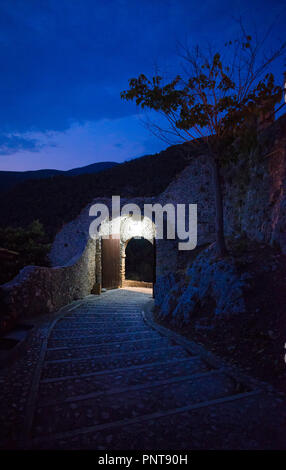 Roccantica (Rieti, Italia) - Un suggestivo e affascinante cittadina medievale in Sabina, con il suggestivo panorama sul fiume Tevere valley, Italia centrale Foto Stock