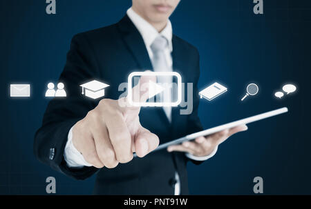 I media online business e tecnologie di applicazione. Imprenditore puntando su supporti icone di riproduzione Foto Stock