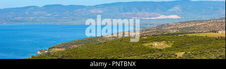 Estate vista panoramica del Lago di Varano (lago di Varano) sul Gargano in Puglia, Italia Foto Stock