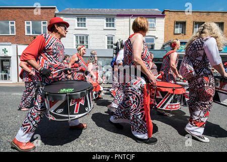 Abergele Carnevale Batala banda Samba 14 luglio 2018 sulla costa settentrionale del Galles Foto Stock