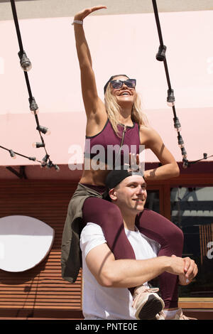 L uomo e la donna dating in montagna outdoor cafe dopo allenamento sportivo Foto Stock