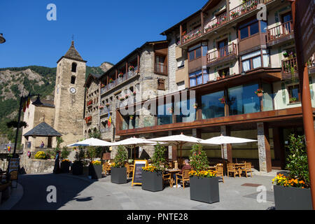 Ordino, Andorra: Settembre 11, 2018: Cafe terrazza accanto alle case di pietra e chiesa di Ordino, la più settentrionale parrocchia nel Principato di Ando Foto Stock