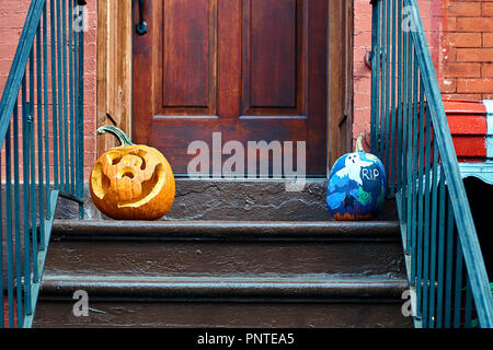 Scolpite zucche di Halloween o jack o'lanterna sulla porta di casa a Brooklyn Foto Stock