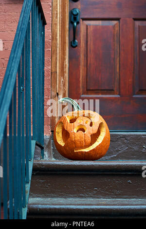 Scolpite zucche di Halloween o jack o'lanterna sulla porta di casa a Brooklyn Foto Stock