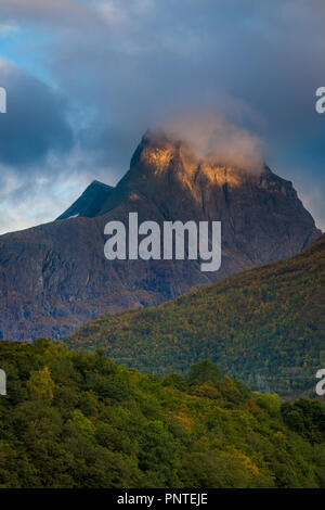 Ultima sera luce sulla montagna Romsdalshorn, 1550 m, nella valle Romsdalen, Møre og Romsdal, Norvegia. Foto Stock