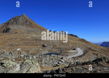 Nufenen mountain pass street nelle Alpi, Svizzera Foto Stock