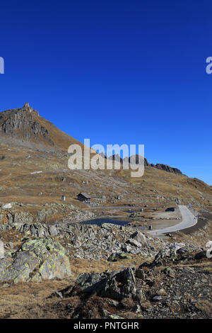 Nufenen mountain pass street nelle Alpi, Svizzera Foto Stock