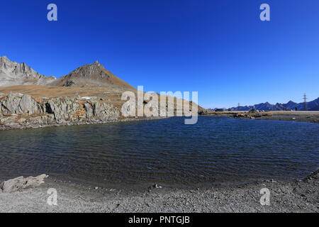 Lago di Nufenen mountain pass street nelle Alpi, Svizzera Foto Stock