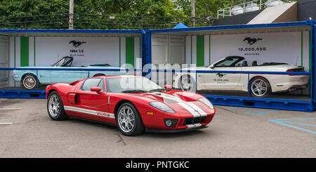 ROYAL OAK, MI/USA - Agosto 17, 2018: UN 2005 Ford GT, il primo (#1) 1964 1/2 Mustang e il 10 milionesimo Mustang vetture a Woodward crociera da sogno. Foto Stock