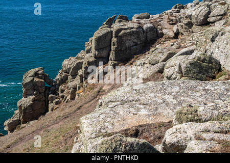 Dettaglio del granito formazioni rocciose sul Cornish sentiero costiero vicino a Porthgwarra. Carn Bara, Porthgwarra vicino al Lands End, Cornwall, Inghilterra Foto Stock