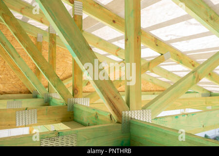 Nuove costruzioni residenziali home framing contro un cielo sereno.messa a fuoco locale Foto Stock