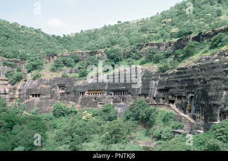 India. Maharashtra. Grotte di Ajanta. Rock-cut grotta dei monumenti che risalgono al II secolo A.C. al 600 CE. UNESCO - Sito Patrimonio dell'umanità. Vista esterna. Foto Stock