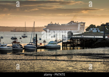 Crosshaven, Cork, Irlanda. 26 Agosto, 2016. Crociera, Caribbean Princess passa il villaggio di Crosshaven nelle prime ore del mattino sul suo modo di C Foto Stock