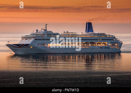 Roches Point, Cork, Irlanda. 24 agosto 2016. P&O crociera Oriana approching la bocca di porto di Cork all'alba per la sua visita a Ringaskiddy profonda Foto Stock