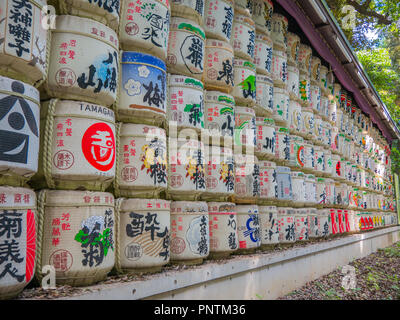 Tokyo, Giappone. 8 Settembre 2018 : motivi di barili al Tempio di Meiji, Yoyogi Park,come offerta per le divinità. Foto Stock