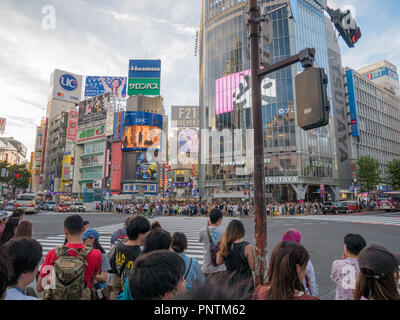 Tokyo, Giappone. Settembre 8, 2018. Vista di Shibuya Crossing, uno dei più trafficati crosswalks nel mondo Foto Stock