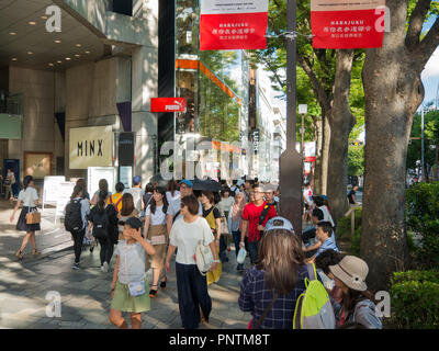 Tokyo, Giappone - 8 Settembre 2018: le persone non identificate in Takeshita street a Harajuku, famoso di unico cosplay giapponese street fashion Foto Stock