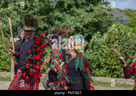 Swanage Folk Festival Domenica 9 settembre 2018 le folle che accorrono per guardare il divertimento di Morris Dancing in the sun. Foto Stock