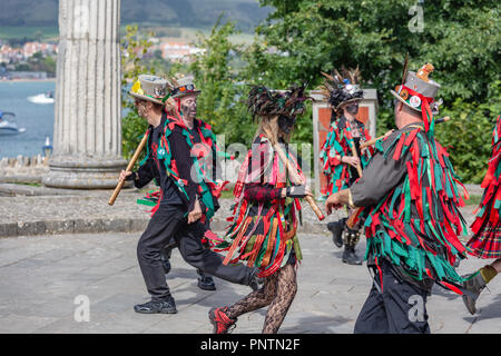 Swanage Folk Festival Domenica 9 settembre 2018 le folle che accorrono per guardare il divertimento di Morris Dancing in the sun. Foto Stock