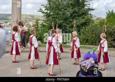 Swanage Folk Festival Domenica 9 settembre 2018 le folle che accorrono per guardare il divertimento di Morris Dancing in the sun. Foto Stock