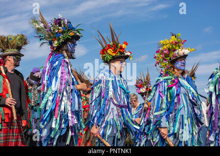 Swanage Folk Festival Domenica 9 settembre 2018 le folle che accorrono per guardare il divertimento di Morris Dancing in the sun. Foto Stock