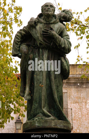 Giovanni di Dio (1495-1550). Portuguesse religiosa. Formato i frati Ospitalieri di San Giovanni di Dio, dedicata alla cura dei poveri. Statua. Montemor-o-Novo (città nativa). Il Portogallo. Foto Stock