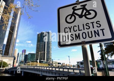 I ciclisti smontare il segno, Melbourne VIC, Australia Foto Stock