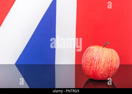 Mele rosse / mela & bandiera del Regno Unito / Union Jack. Per la coltivazione di mele nel Regno Unito, le mele inglesi, l'industria britannica della produzione di sidro, ottobre Apple Day, i prodotti britannici. Foto Stock