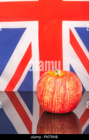 Mele rosse / mela & bandiera del Regno Unito / Union Jack. Per la coltivazione di mele nel Regno Unito, le mele inglesi, l'industria britannica della produzione di sidro, ottobre Apple Day, i prodotti britannici. Foto Stock