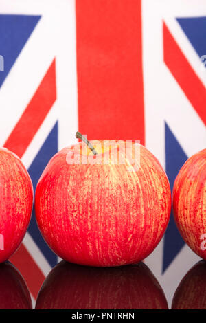 Mele rosse / mela & bandiera del Regno Unito / Union Jack. Per la coltivazione di mele nel Regno Unito, le mele inglesi, l'industria britannica della produzione di sidro, ottobre Apple Day, i prodotti britannici. Foto Stock