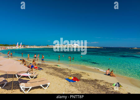 Formentera, Isole Baleari, Spagna, 13 settembre 2017. Es Pujols spiaggia, a nord dell'isola, zona turistica con alberghi, appartamenti e ristoranti Foto Stock